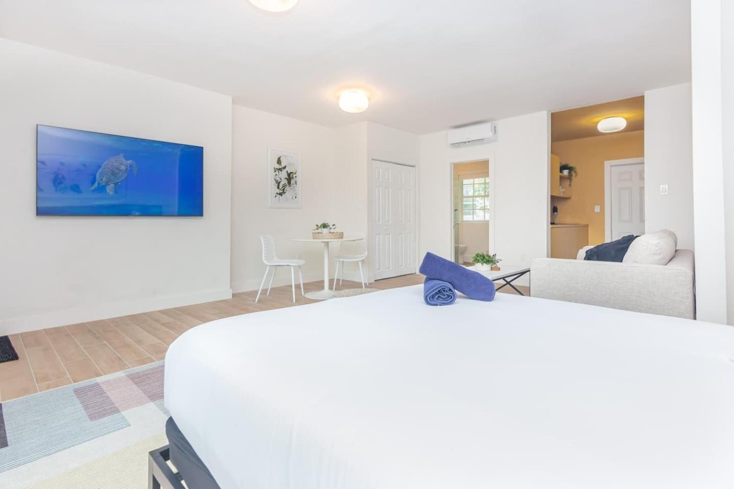 Large Stylish Studio Apartment In El Portal #3 Miami Bagian luar foto