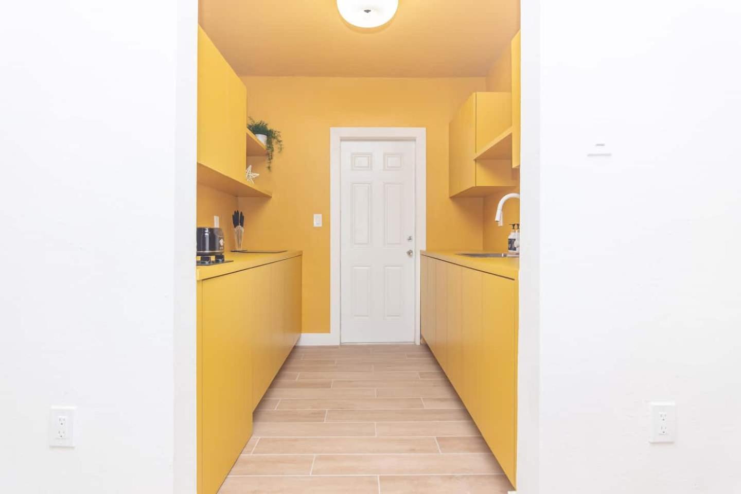 Large Stylish Studio Apartment In El Portal #3 Miami Bagian luar foto