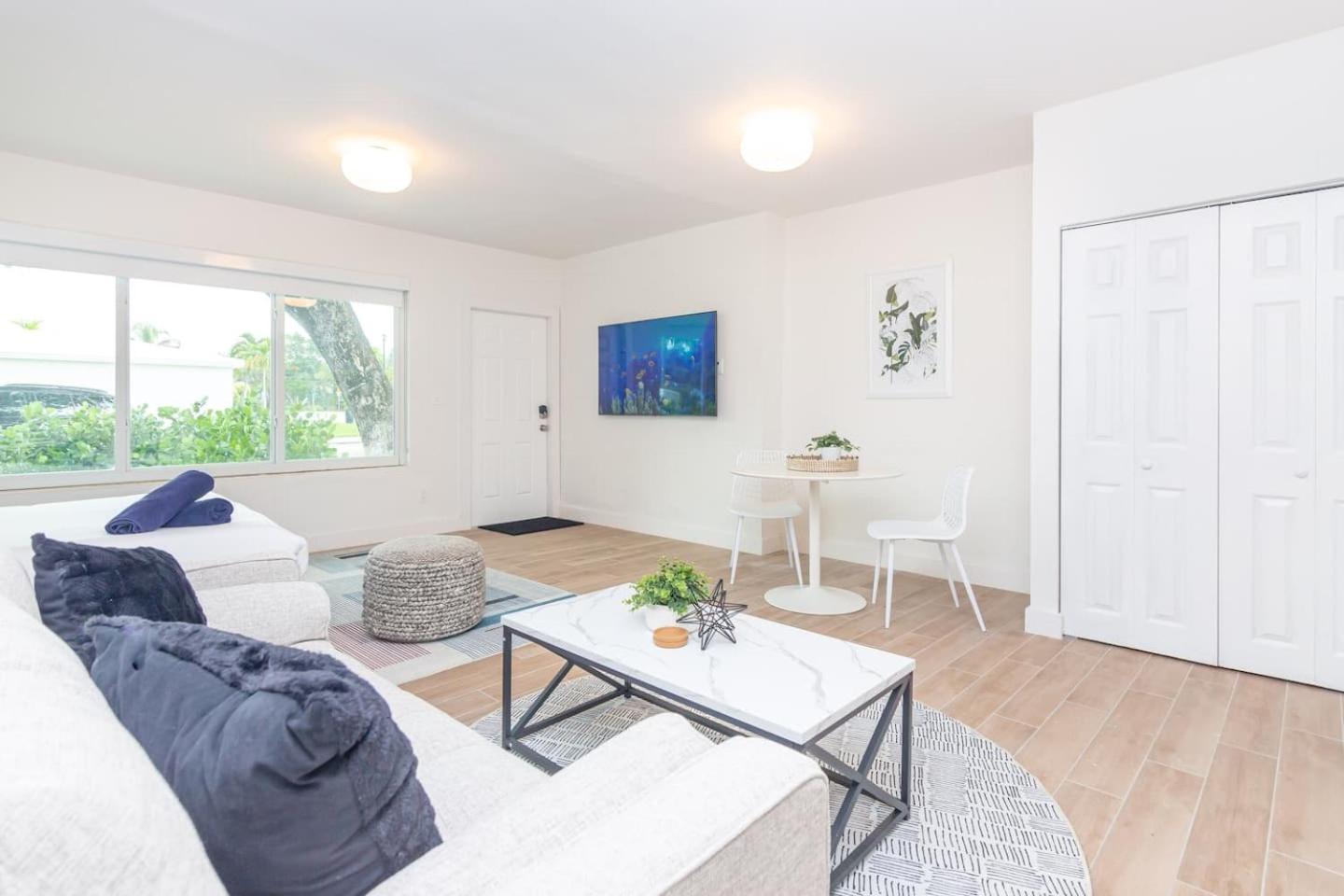 Large Stylish Studio Apartment In El Portal #3 Miami Bagian luar foto