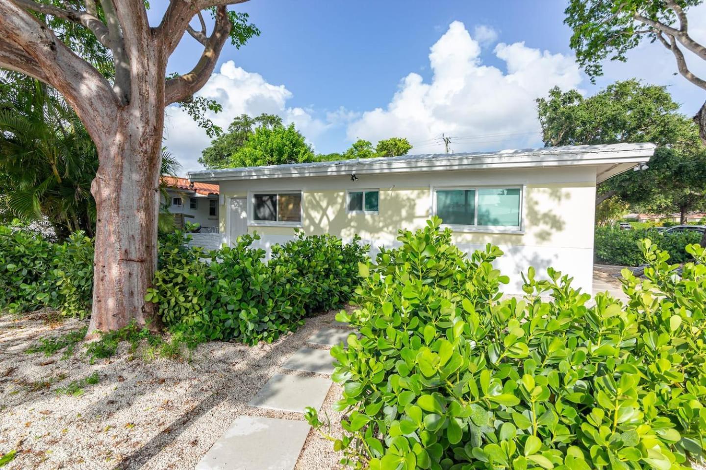 Large Stylish Studio Apartment In El Portal #3 Miami Bagian luar foto