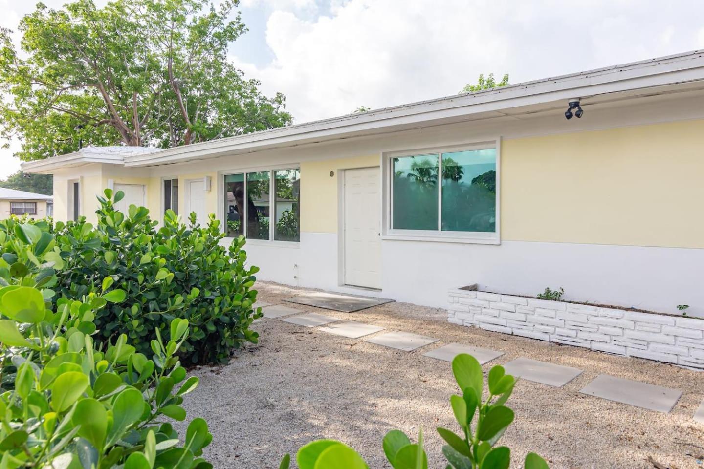 Large Stylish Studio Apartment In El Portal #3 Miami Bagian luar foto