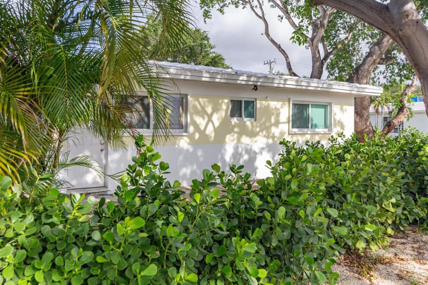Large Stylish Studio Apartment In El Portal #3 Miami Bagian luar foto