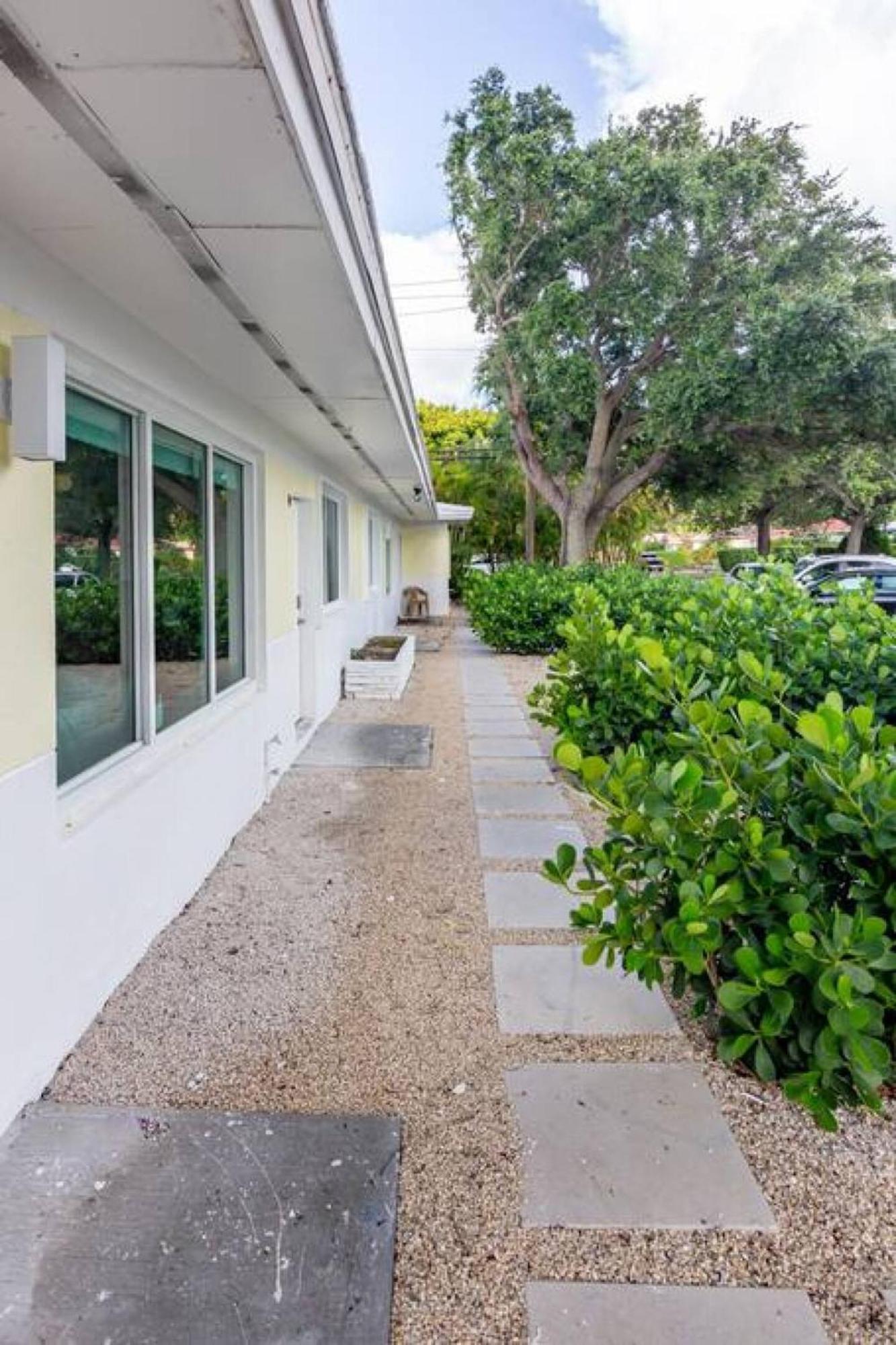 Large Stylish Studio Apartment In El Portal #3 Miami Bagian luar foto